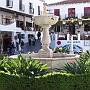 Comme il se doit: fontaine sur la place.